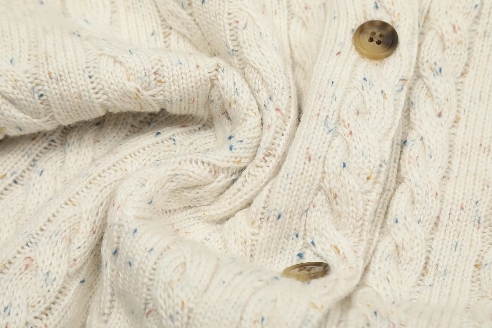 P230 Top quality" Style number: DS018# [Ralph Lauren wool blended pony embroidered logo twist knitted cardigan] ✅Ralph Lauren gradient multi-color dot versatile knitted cardigan jacket for all seasons ✅15% Merino cotton wool 85% wool blend Customized laser buttons Clean and clear texture ✅ZP quality 1:1 version Scan the code to enter the GF website Counter quality ✅Detailed quality The only one in Guangzhou Imported quality wool, focusing on high-end, cost-effective, good quality needless to say ✅The version is restored to the original order, the maximum size can be worn up to 150 pounds, loose, comfortable and stress-free ✅The upper body is simple and easy to match, a must-have for goddess ootd. Good-looking clothes are never picky. A must-have in the goddess's wardrobe. Size: S-L Color: Navy blue, light blue, off-white, leather pink, Christmas red